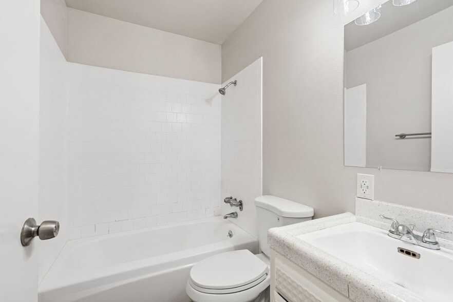 More Photos Of 3830-3850 E Ashlan Ave, Fresno Apartments For Sale