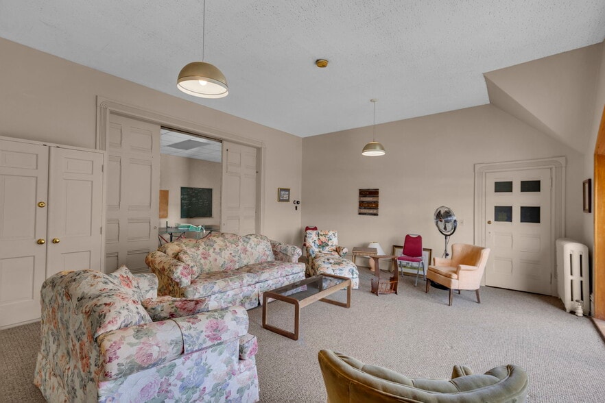 More Photos Of 61 Main St, Unionville Office For Sale