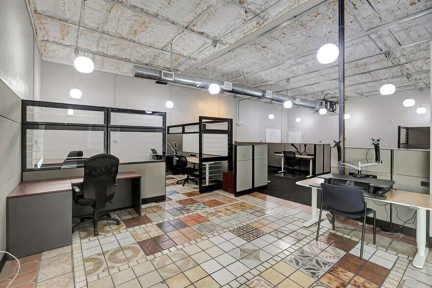 More Photos Of 450 94th Ave N, Saint Petersburg Flex For Lease