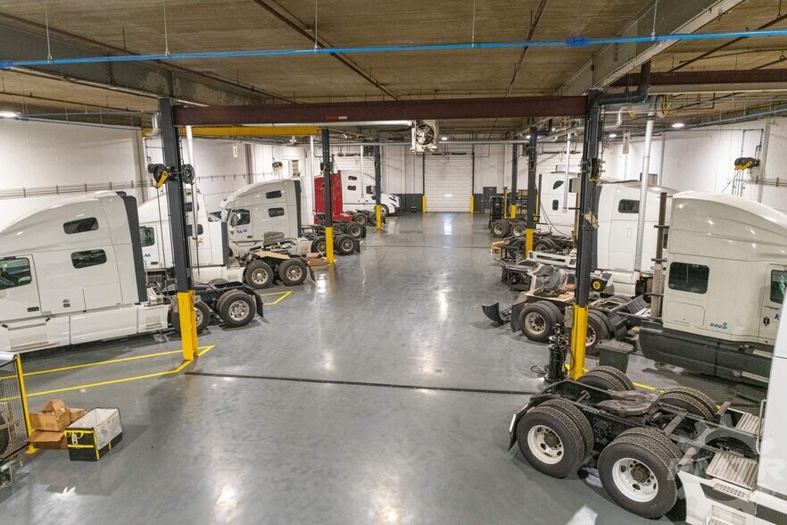 More Photos Of 6363 W 73rd St, Bedford Park Manufacturing For Lease