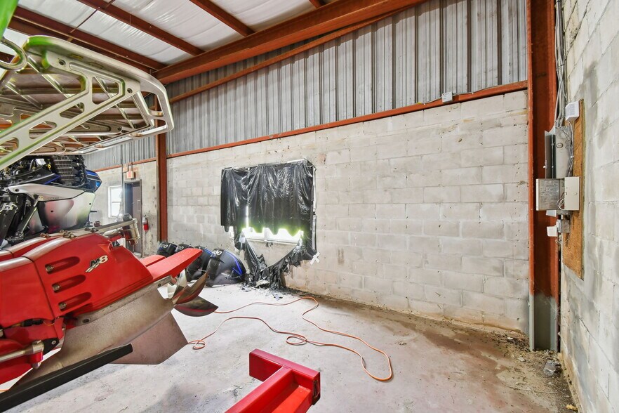 More Photos Of 13195 49th St N, Clearwater Warehouse For Lease