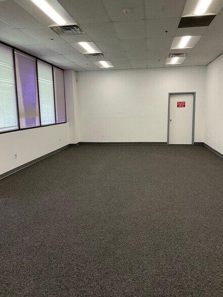 More Photos Of 450-460 Veterans Dr, Burlington Flex For Lease