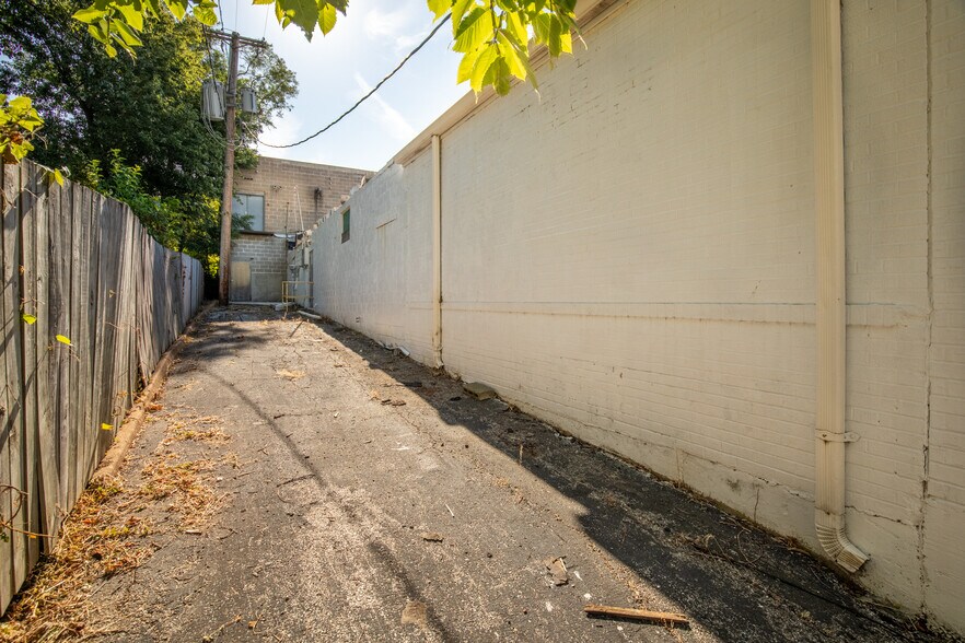 More Photos Of 10041 Lackland Rd, Overland Freestanding For Sale