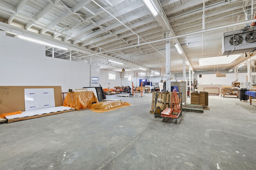 More Photos Of 2700 Atlanta St, Dallas Warehouse For Lease