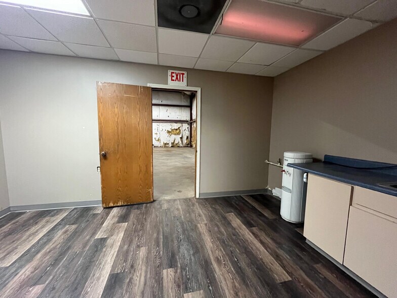 More Photos Of 3575 Trotter Dr, Alpharetta Warehouse For Lease