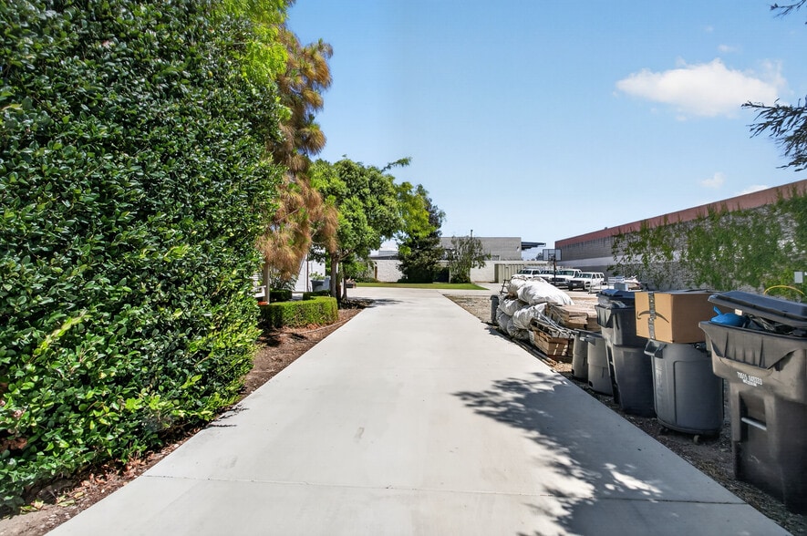 More Photos Of 17066 Palmdale Ln, Huntington Beach Contractor Storage Yard For Sale