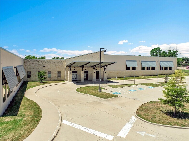 Primary Photo Of 700 Stadium Dr, Georgetown Schools For Sale