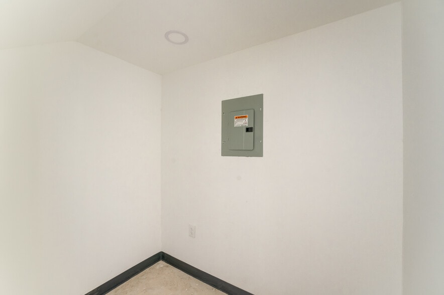More Photos Of 10215 Papalote St, Houston Showroom For Lease