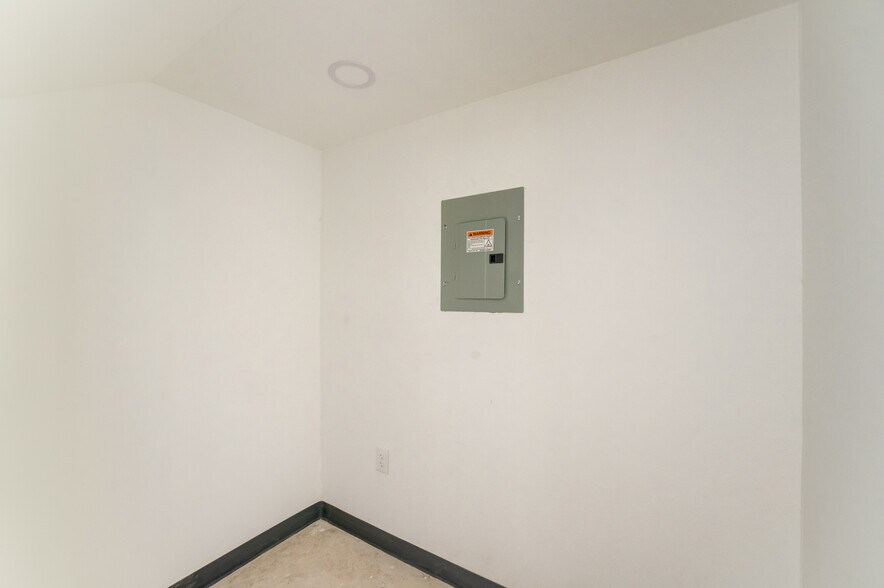 More Photos Of 10215 Papalote St, Houston Showroom For Sale