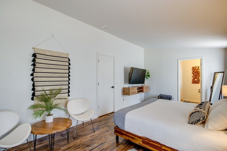 More Photos Of 13383 Sierra Way, Kernville Hotel For Sale