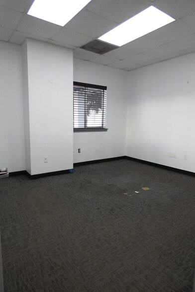 More Photos Of 905 N Harborth Ave, Three Rivers Auto Dealership For Lease