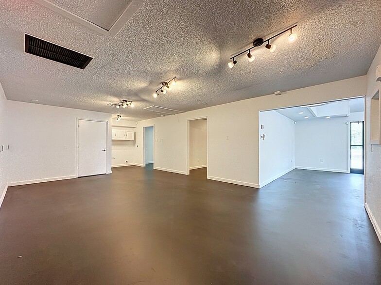 More Photos Of 2017 W Main St, Leesburg Office For Lease