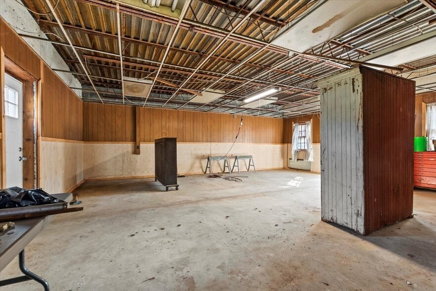 More Photos Of 256 Benmont Ave, Bennington Freestanding For Sale