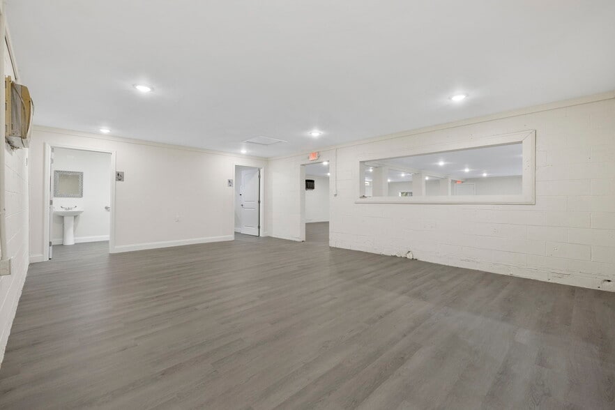 More Photos Of 3307 Sam W Dr ave, Conway Flex For Sale