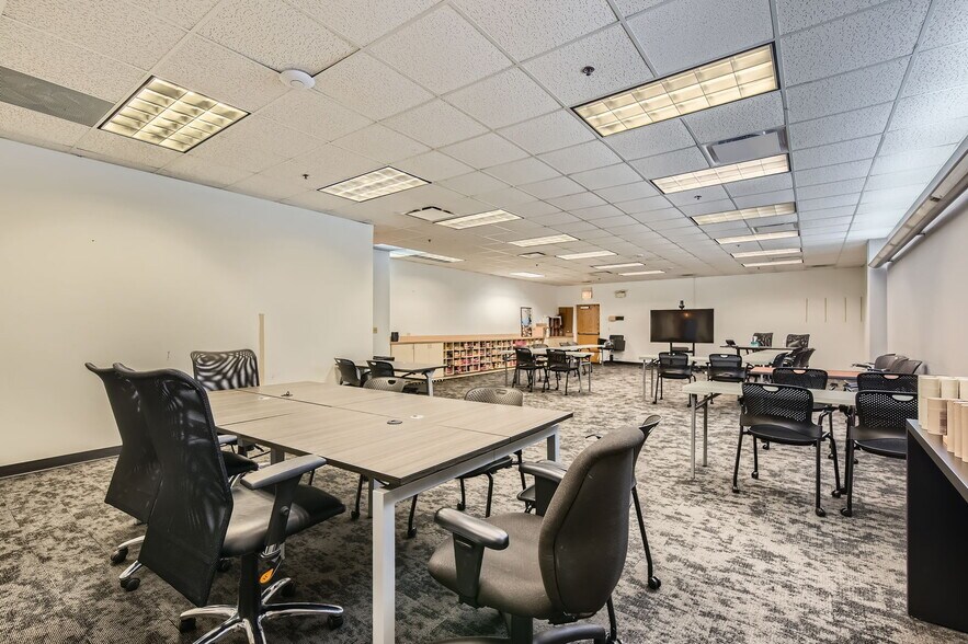 More Photos Of 271-285 E Helen Rd, Palatine Light Distribution For Sale