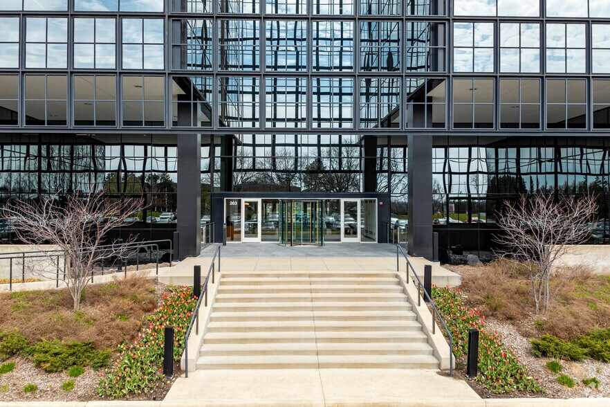 More Photos Of 263 Shuman Blvd, Naperville Office For Sale