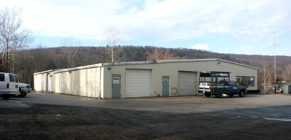 More Photos Of 940 Federal Rd, Brookfield Warehouse For Lease