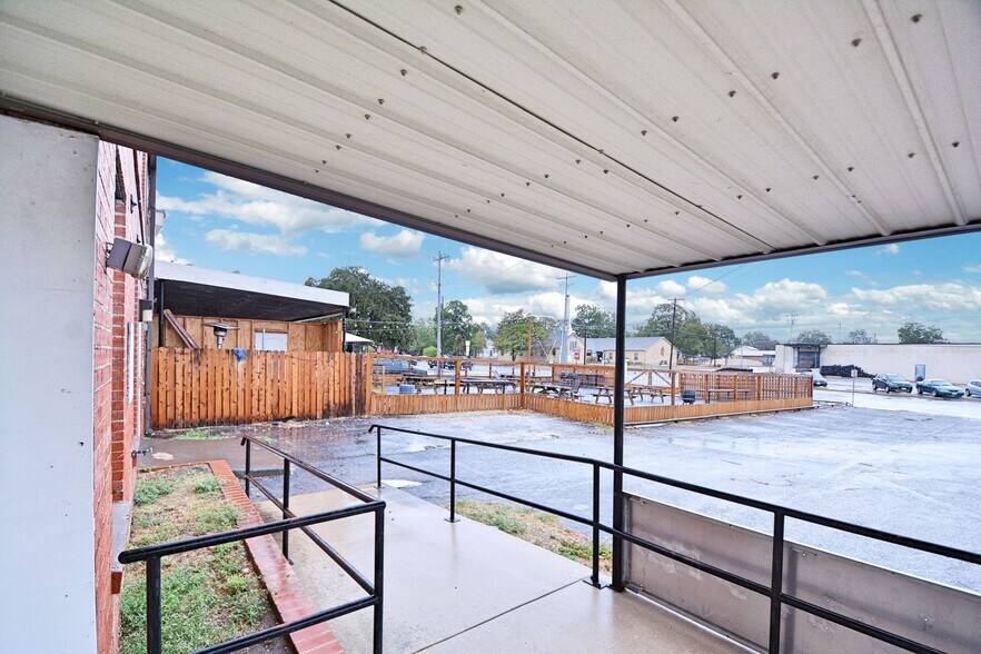 More Photos Of 109-111 N River St, Seguin Office For Sale