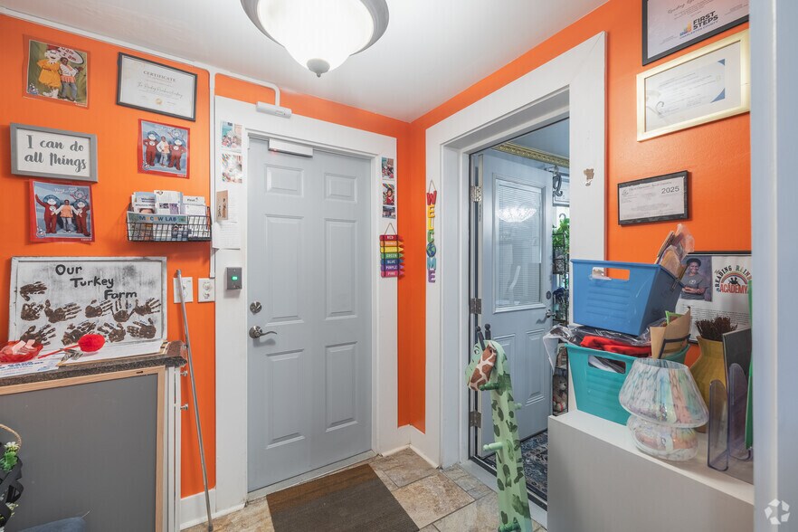 More Photos Of 24 Sycamore Ave, Charleston General Retail For Sale