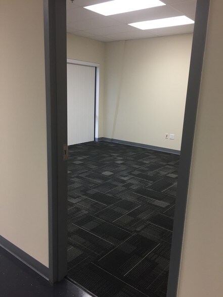 More Photos Of 3653 Regent Blvd, Jacksonville Flex For Lease
