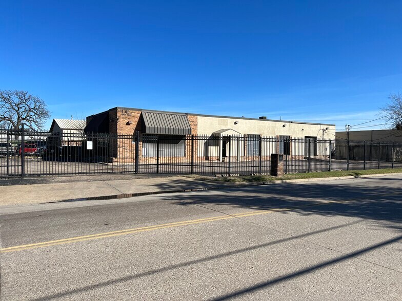 Primary Photo Of 11142 Shady Trl, Dallas Flex For Lease