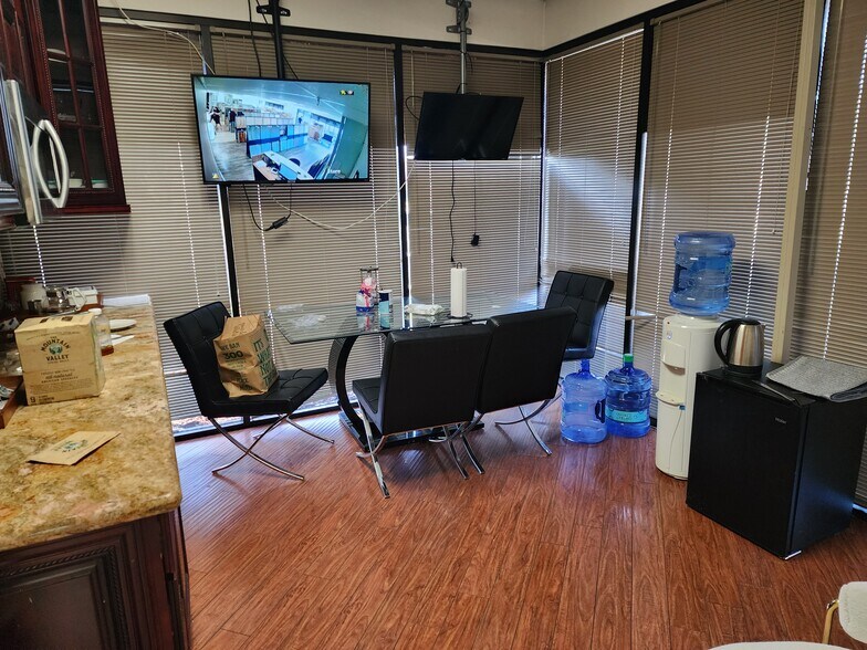More Photos Of 9960 Business Park Dr, Sacramento Showroom For Lease
