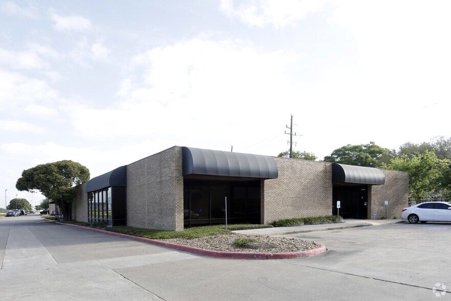 More Photos Of 7505-7563 South Fwy, Houston Unknown For Lease