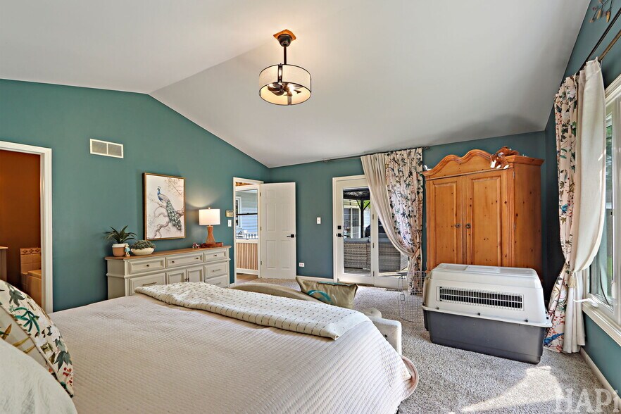 More Photos Of 4403 S Roberts Rd, Island Lake Veterinarian Kennel For Sale