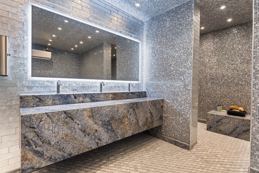 More Photos Of 1400 S Gribble St, Sherman Flex For Sale