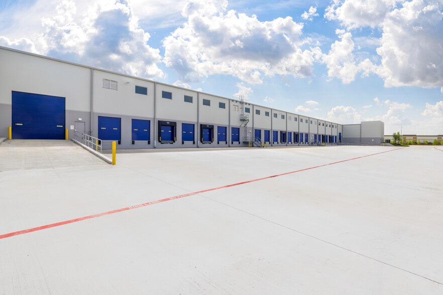 More Photos Of Mustang Court at DFW International Airport, Bldg 1, Grapevine Unknown For Lease