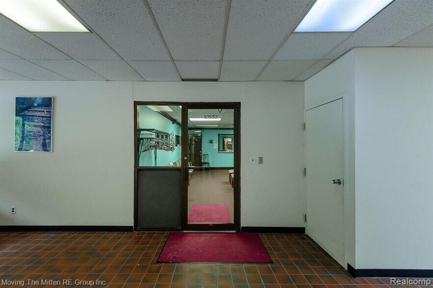 More Photos Of 10533-10535 Farmington Rd, Livonia Medical For Lease