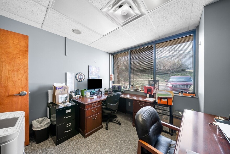 More Photos Of 112 Center Ct, Clarksville Office Residential For Sale
