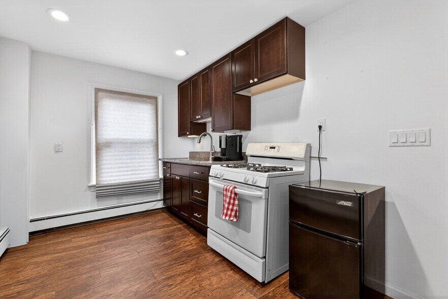 More Photos Of 671-673 Broadway, Bayonne Bar For Sale