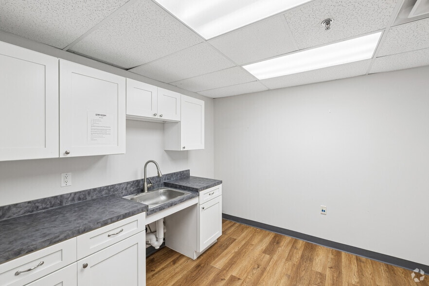 More Photos Of 190 N Evergreen Ave, Woodbury Office For Sale
