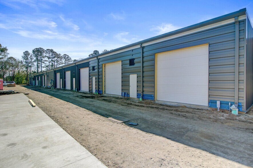 More Photos Of 313 N Maple St, Summerville Flex For Lease