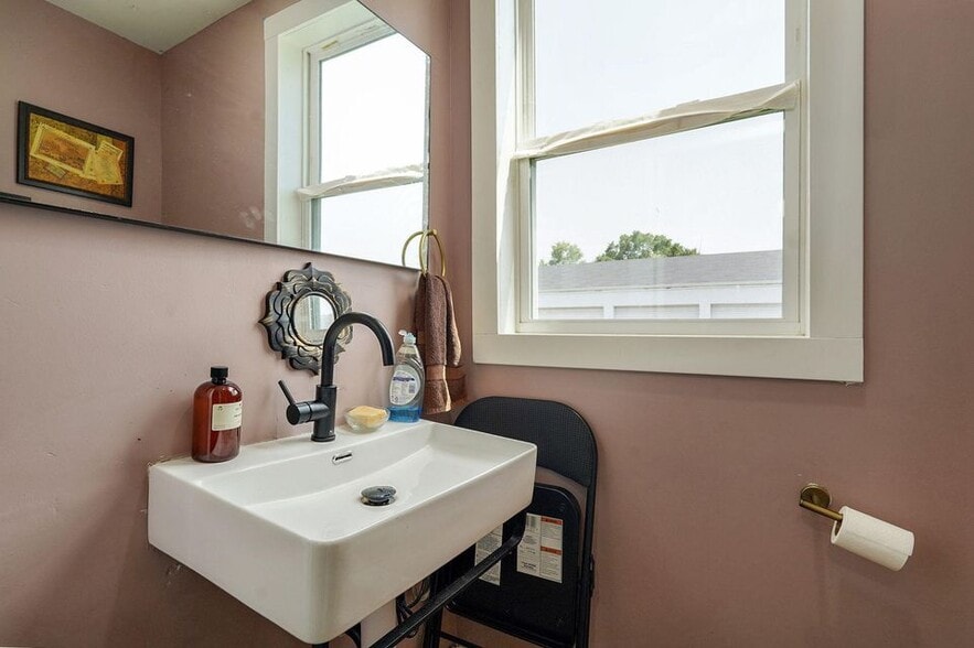 More Photos Of 108 W Mount Vernon St, Nixa Veterinarian Kennel For Sale
