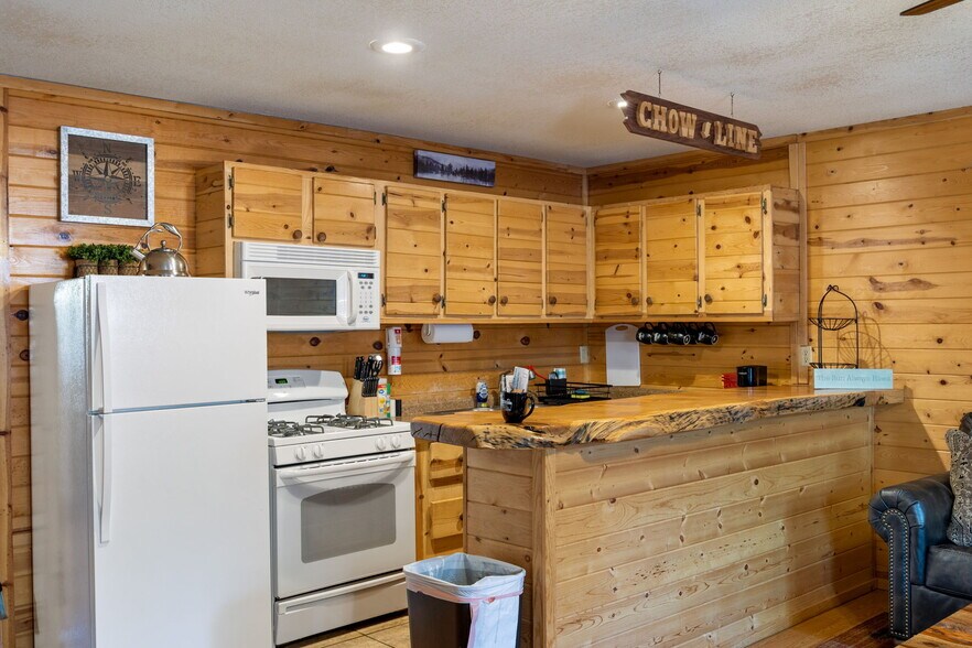 More Photos Of 1022 S Hunter Creek Dr, Payson Hotel For Sale