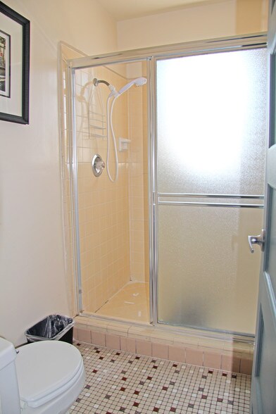 More Photos Of 401-419 W Main St, Alhambra Storefront Retail Residential For Lease