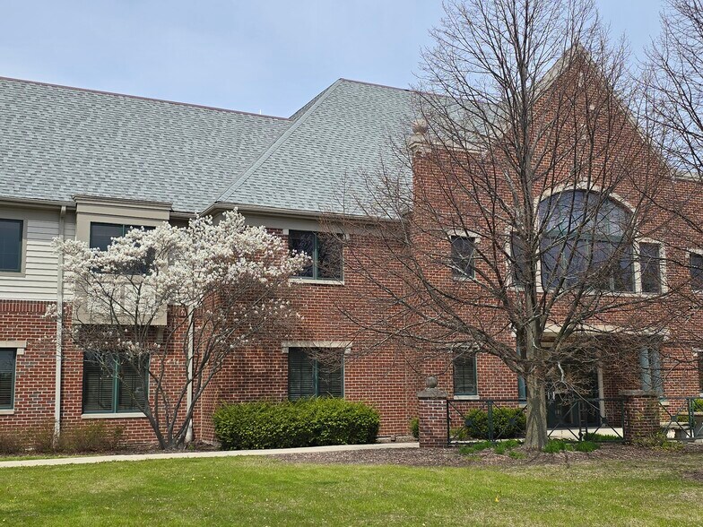 More Photos Of 1500 W Market St, Mequon Medical For Lease