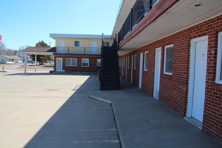 More Photos Of 115 N River St, Chamberlain Hotel For Sale