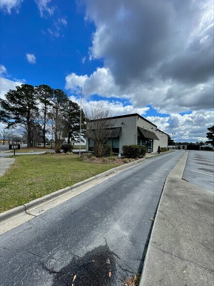 More Photos Of 1001 S Memorial Dr, Greenville Restaurant For Lease