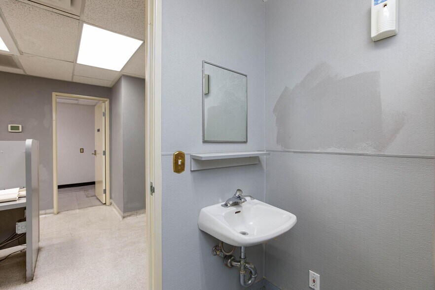 More Photos Of 872 E Sahara Ave, Las Vegas Medical For Lease