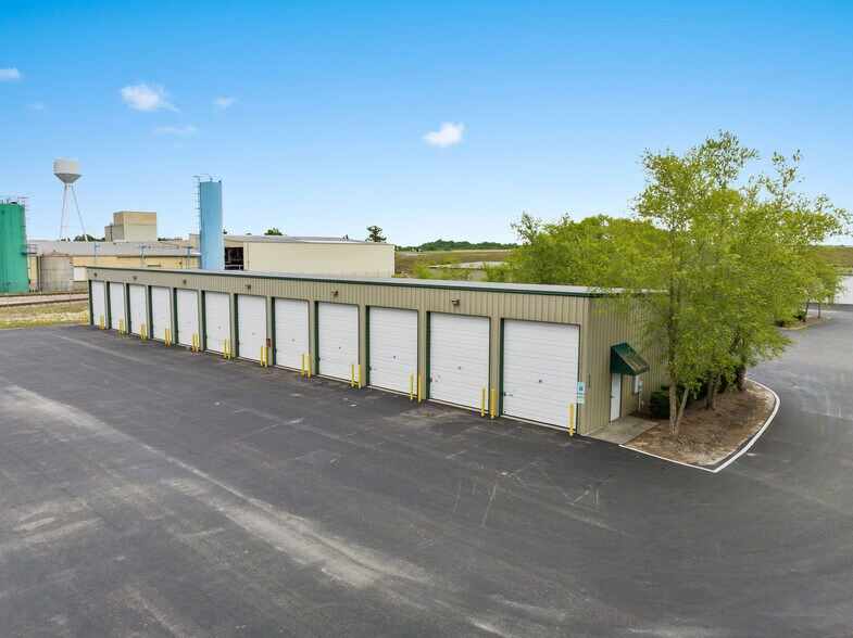 More Photos Of 202 Transcom Ct, Wilmington Self Storage For Lease