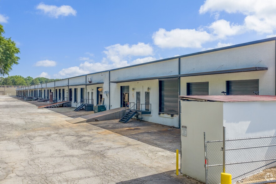 More Photos Of 1870-1908 Forge St, Tucker Distribution For Lease
