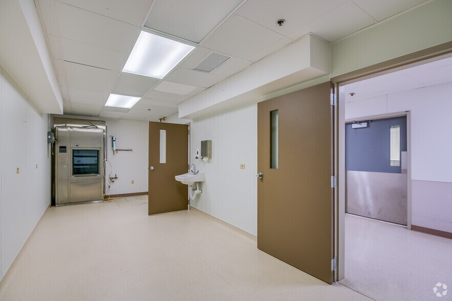 More Photos Of 7007 N Range Line Rd, Milwaukee Medical For Sale