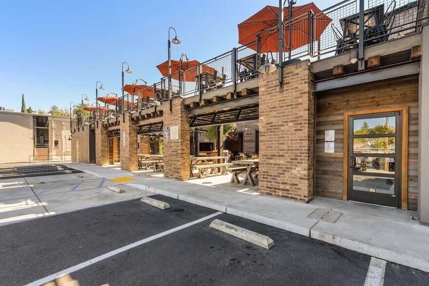 More Photos Of 208 S Green St, Sonora Restaurant For Sale