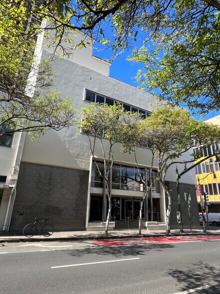 More Photos Of 99 N King St, Honolulu Office For Lease