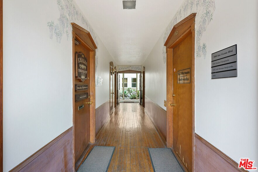 More Photos Of 5880 San Vicente Blvd, Los Angeles Office Residential For Lease