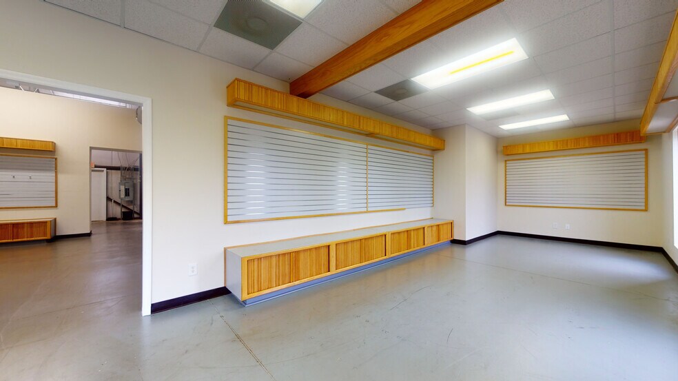 More Photos Of 3663-3673 Alamance Rd, Burlington Flex For Lease