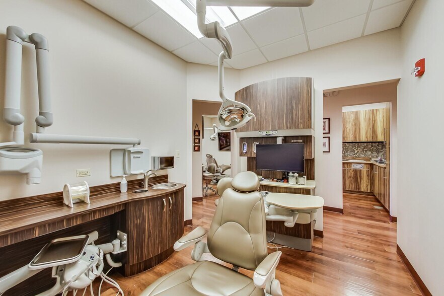 More Photos Of 1421-1431 McHenry Rd, Buffalo Grove Office For Sale